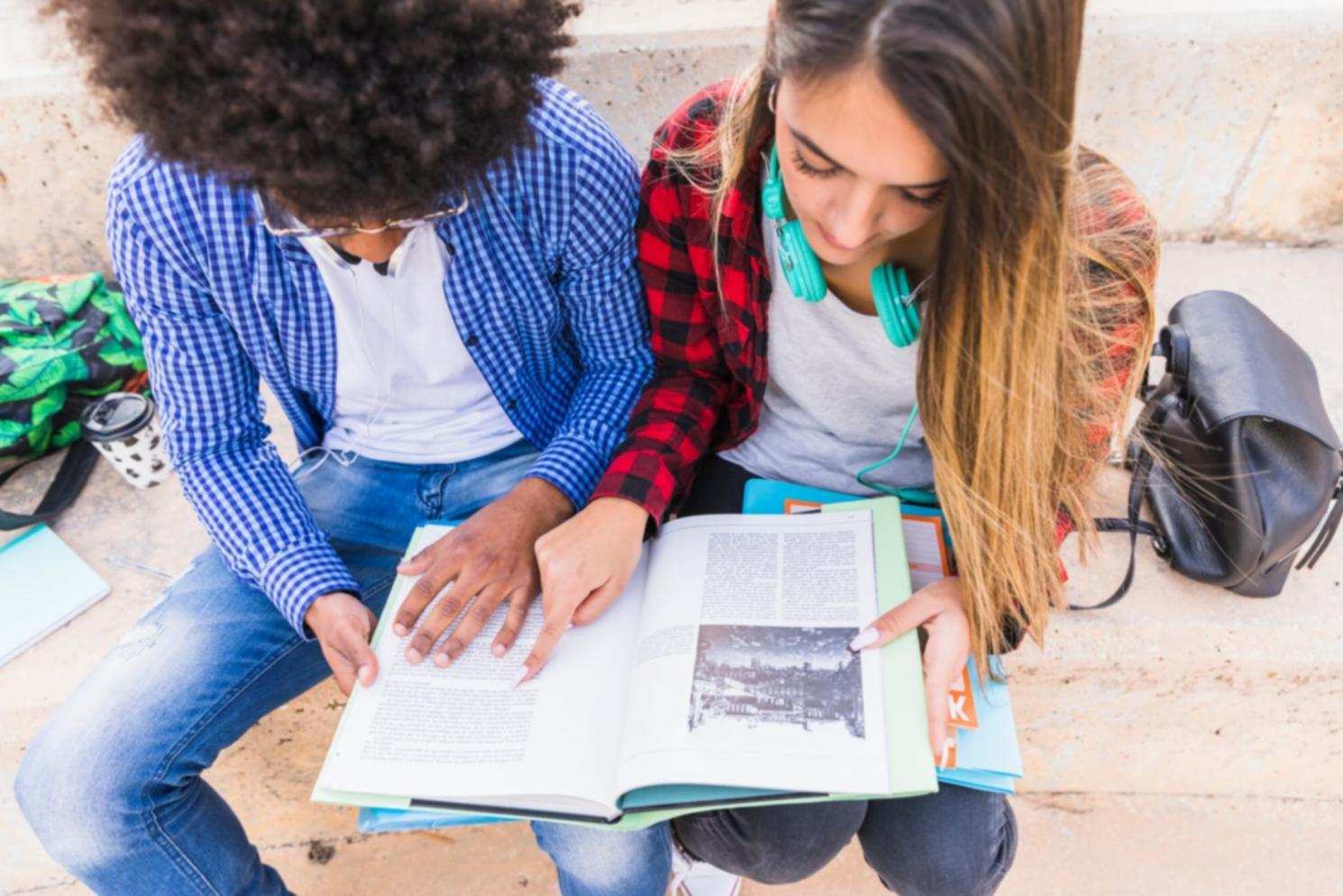 Session de groupe lors d'une conférence économique interactive