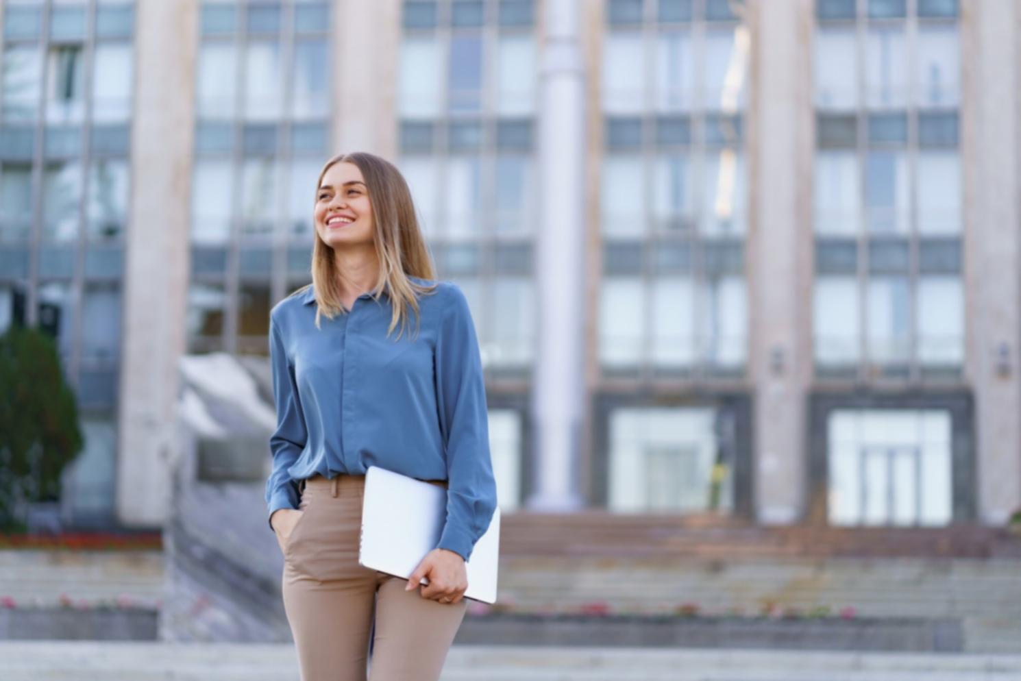 Salle de formation lors d'un atelier économique avec participants attentifs